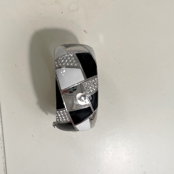 Black and white cuff bracelet - Picture 2 of 4